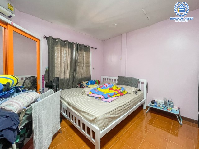 *****ทาวน์เฮ้าส์มือสองย่านนนทบุรี ม.บัวทองเคหะ กาญจนาภิเษก บนเนื้อที่เกือบ 17 ตร.ว. ฟังก์ชัน 2 ห้องนอน 1 ห้องน้ำ 1 ที่จอดรถ บ้านอบอุ่น เหมาะทำการค้า เชื่อมต่อถ.บางกรวย-ไทรน้อย, ถ.กาญจนาภิเษก, ถ.ชัยพฤกษ์ ใกล้รถไฟฟ้าสายสีม่วง "สถานีคลองบางไผ่" รีบจับจองเลย!